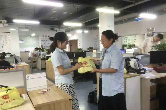 楊行鎮(zhèn)總工會(huì)到華謹(jǐn)集團(tuán)送清涼，帶來“娘家人”關(guān)懷